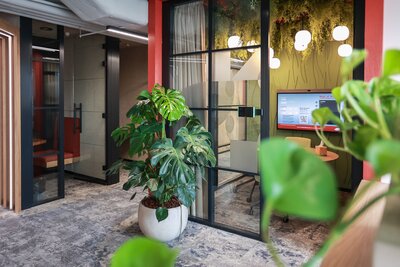 Nové zelené kanceláře Takeda - práce s výhledem na zlaté střechy Prahy