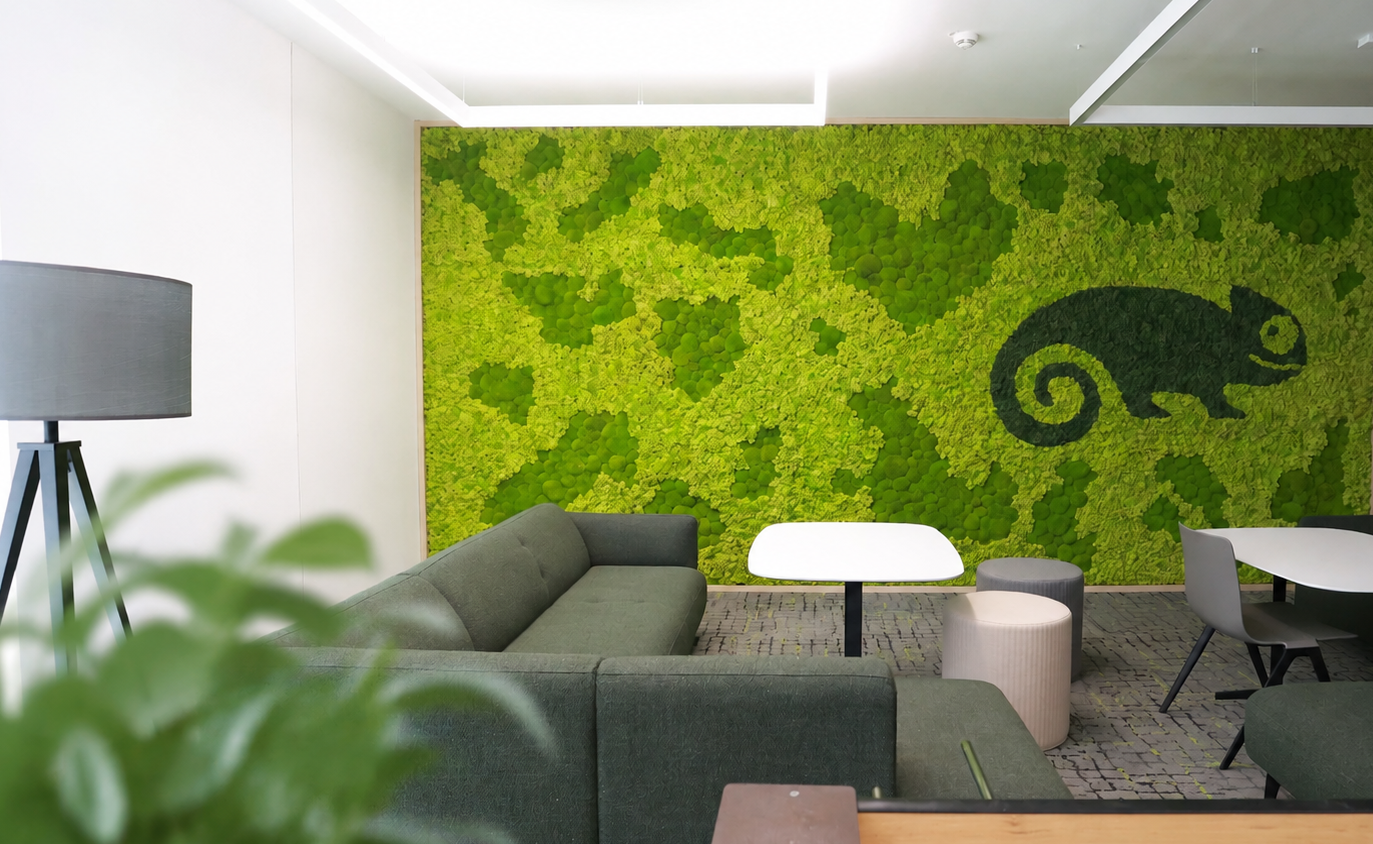 Největší mechová realizace Jungle Interiors oživila kanceláře SUSE v Corso Karlín